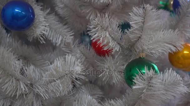 Ozdobne Iglaste Drzewo Christmas Dekoracyjny Biały Drzewo Iglaste Urządzone Kulki — Wideo stockowe