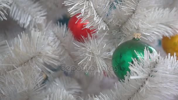 Dekorativer Nadelbaum Weihnachten Dekorativer Weißer Nadelbaum Dekoriert Mit Glaskugeln Für — Stockvideo