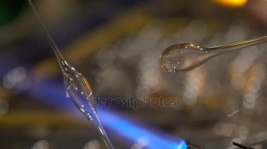 Cam oyuncaklar Melted Noel tatili için süsler yapmak için güçlü ateş cam altında imalatı