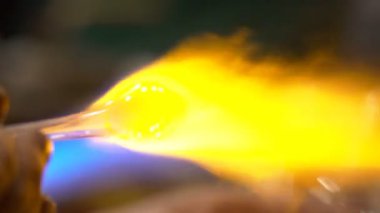 Cam oyuncaklar Melted Noel tatili için süsler yapmak için güçlü ateş cam altında imalatı