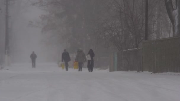 Ciężki Śnieg Ulicy Kurzawa Ludzie Idąc Ulicą Ciężki Śnieg — Wideo stockowe