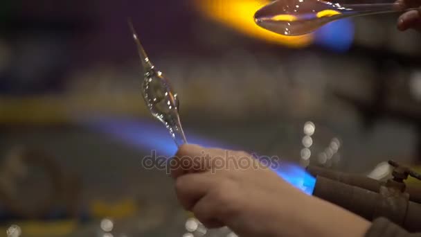 Herstellung Von Glasspielzeug Das Unter Starkem Feuerglas Geschmolzen Wird Schmuck — Stockvideo