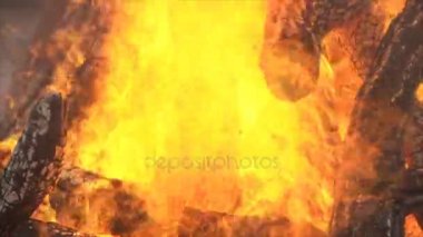 Odun yanan ateştir. Büyük yanan odun ateş. Çok ahşap küme içinde yığılmış bir güçlü kırmızı alevle yakar.