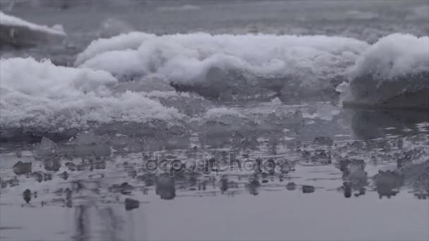 冰浮冰在水上 冬季池塘的景观 冰漂浮在寒冷的季节水 — 图库视频影像