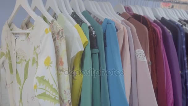 Prodej Oblečení Obchodě Obchod Oblečením Oblečení Jsou Uvedeny Prodej Obchodě — Stock video