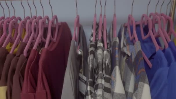 Vendita Vestiti Nel Negozio Negozio Abbigliamento Vestiti Sono Dati Vendita — Video Stock