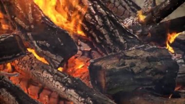 Odun yanan ateştir. Büyük yanan odun ateş. Çok ahşap küme içinde yığılmış bir güçlü kırmızı alevle yakar.