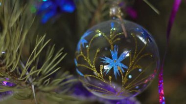 Noel dekorasyon Noel ağacı Noel topları ve yanma ile süslemeleri Yılbaşı arifesinde üzerinde bir Noel ağacı ışıkları