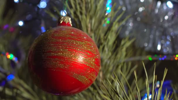 Χριστουγεννιάτικη Διακόσμηση Στο Χριστουγεννιάτικο Δέντρο Των Χριστουγέννων Μπάλες Και Στολίδια — Αρχείο Βίντεο