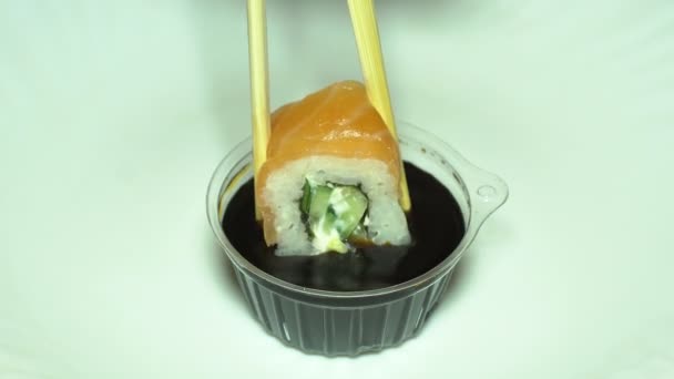 寿司およびテーブルにソース添え寿司の魚料理の使用はテーブルに広げて — ストック動画