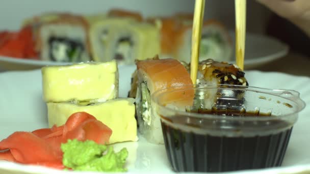 Sushi Omáčka Stolu Využívání Rybích Pokrmů Sushi Omáčkou Rozloženy Stůl — Stock video