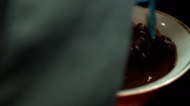 Çikolata ev kadını yapma ev. Kadın tarafından yemek pişirmek için çırpma teli çikolatalı kek fırında iç mutfak malzemeleri karıştırma.