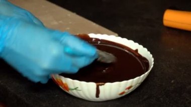 Çikolata ev kadını yapma ev. Kadın tarafından yemek pişirmek için çırpma teli çikolatalı kek fırında iç mutfak malzemeleri karıştırma.