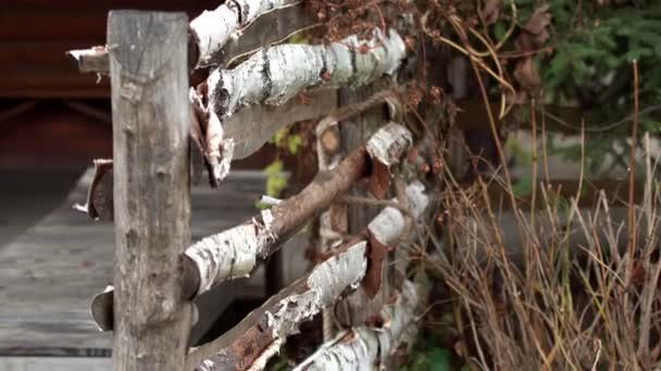 Einzäunungshindernis Aus Birkenstämmen Für Die Einzäunung Eines Privatgeländes — Stockvideo