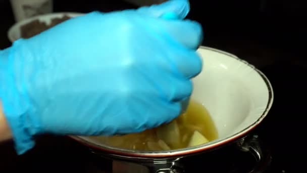 Çikolata Kadını Yapma Kadın Tarafından Yemek Pişirmek Için Çırpma Teli — Stok video