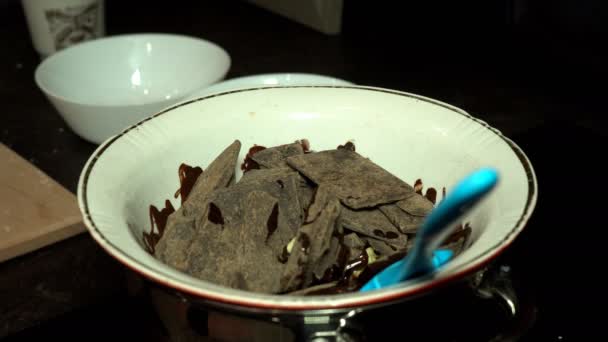 家庭主妇做巧克力 妇女混合食材的搅拌烹饪巧克力蛋糕面包店在国内厨房 — 图库视频影像