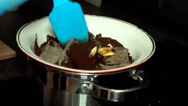 Casalinga Che Cioccolata Fatta Casa Donna Che Mescola Gli Ingredienti — Video Stock