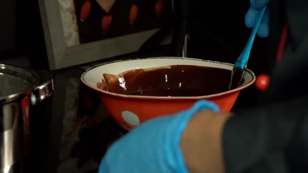 主婦の作る自家製のチョコレート 国内キッチンでチョコレート調理用の泡立て器ケーキ パン屋さんで材料を混ぜて女性 — ストック動画
