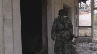 2017 yılındaki askeri operasyonların tarihsel olaylarının taklidi. Kiev bölgesi. Vorzel köyü. Savaşın tarihsel olaylarının bir kopyası.