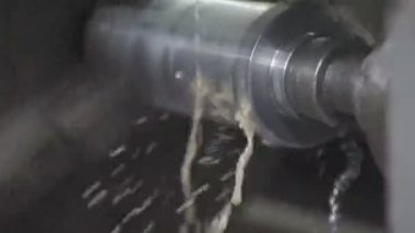 Eski programlanabilir makinelerin yardımıyla endüstriyel ölçekte işgücü ürünlerinin metal işlemesi.