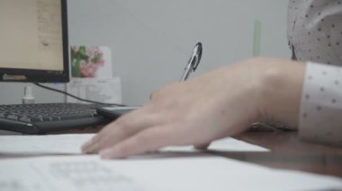 Bir dizüstü bilgisayar üzerinde çalışıyorum, modern ofis işleri. Kadın eli, belgeleri parlak bir ofiste yazar. Yakın plan. E- posta gönderiliyor.