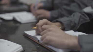 Bir dizüstü bilgisayar üzerinde çalışıyorum, modern ofis işleri. Kadın eli, belgeleri parlak bir ofiste yazar. Yakın plan. E- posta gönderiliyor.