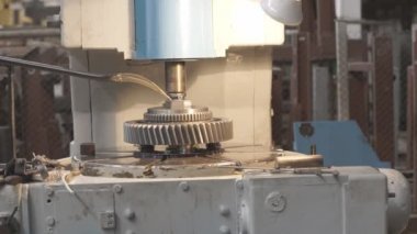 Eski programlanabilir makinelerin yardımıyla endüstriyel ölçekte işgücü ürünlerinin metal işlemesi.