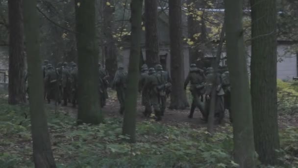 Peloton Duitse Soldaten Loopt Door Het Bos — Stockvideo