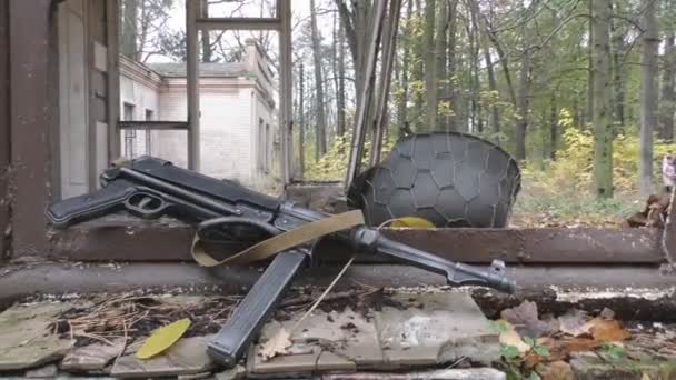 Bundeswehrsoldaten Beim Waldspaziergang Waffen Und Zubehör Für Soldaten Aus Dem — Stockvideo