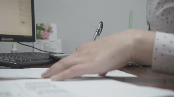 在笔记本电脑 现代写字楼工作 女性的手在明亮的办公室里书写文件 发送电子邮件 — 图库视频影像
