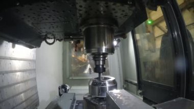 Eski programlanabilir makinelerin yardımıyla endüstriyel ölçekte işgücü ürünlerinin metal işlemesi.