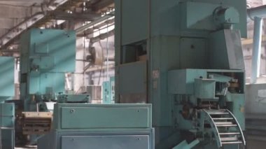 Ağır mühendislik tesislerindeki makine araçlarının yapıları ve parçaları.