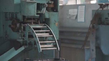 Eski programlanabilir makinelerin yardımıyla endüstriyel ölçekte işgücü ürünlerinin metal işlemesi.