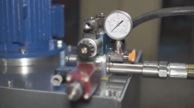 Ağır mühendislik tesislerindeki makine araçlarının yapıları ve parçaları.