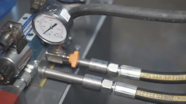 Ağır mühendislik tesislerindeki makine araçlarının yapıları ve parçaları.