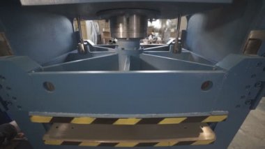 Ağır mühendislik tesislerindeki makine araçlarının yapıları ve parçaları.