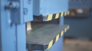 Ağır mühendislik tesislerindeki makine araçlarının yapıları ve parçaları.