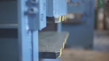 Ağır mühendislik tesislerindeki makine araçlarının yapıları ve parçaları.