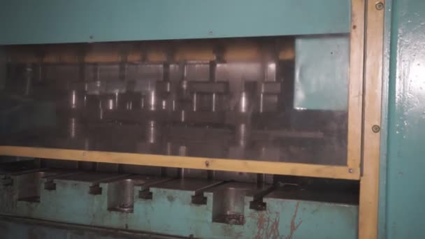 Metallbearbetning Arbetsstyckeprodukter Med Hjälp Gamla Programmerbara Maskiner Industriell Skala — Stockvideo
