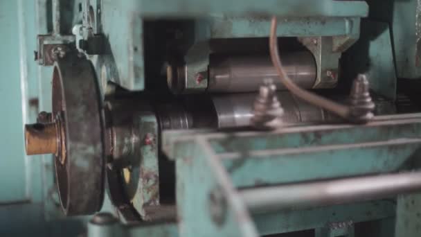 Metallbearbetning Arbetsstyckeprodukter Med Hjälp Gamla Programmerbara Maskiner Industriell Skala — Stockvideo