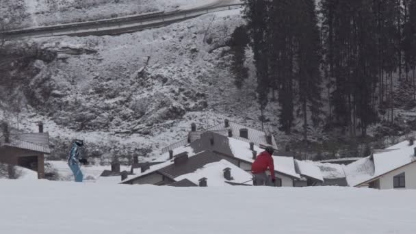 Аерофотозйомка Високогір Зимового Курорту Зимовий Пейзаж Засніжених Вершин Густим Сосновим — стокове відео