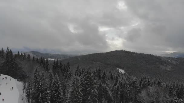 Аэрофотосъемка Высокогорье Зимнего Курорта Зимний Пейзаж Покрытых Снегом Вершин Густым — стоковое видео