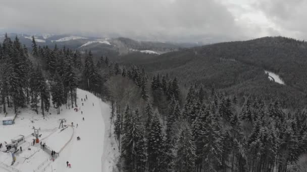 Аэрофотосъемка Высокогорье Зимнего Курорта Зимний Пейзаж Покрытых Снегом Вершин Густым — стоковое видео