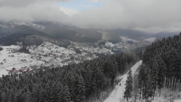 Luftaufnahmen Hochland Eines Wintersportortes Winterlandschaft Mit Schneebedeckten Gipfeln Und Dichtem — Stockvideo