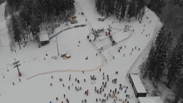 Flygfotografering Bergen Vinterort Skidbackar Fjällbacken Vinterlandskap Med Snötäckta Toppar Med — Stockvideo