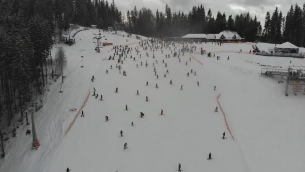 Luftaufnahmen Den Bergen Eines Wintersportortes Skipisten Auf Den Berghängen Winterlandschaft — Stockvideo