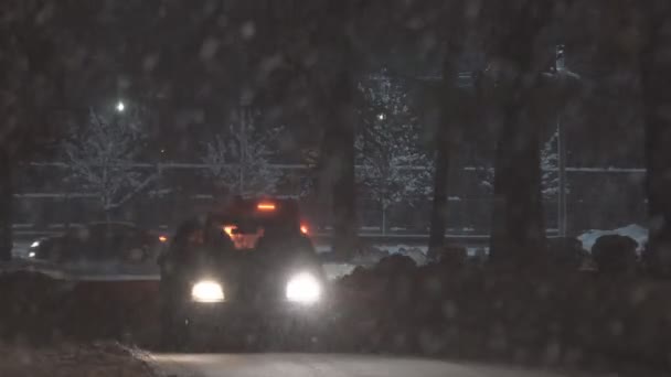 Straßen Der Nächtlichen Stadt Mit Starkem Schneefall Bombardiert Nächtliche Winterlandschaft — Stockvideo