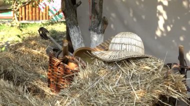 Eski hasır şapka etnoğrafya müzesinde ev kıyafetleri sergisi olarak duruyordu.