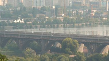 Büyük bir metropolün arka planına karşı büyük bir trafik kavşağı köprüsü