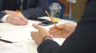İş adamları ve kadınlar ofiste borsa çizelgelerini tartışıyor. Sorunları ve sorunları çözmek. Çerçevedeki duygular.